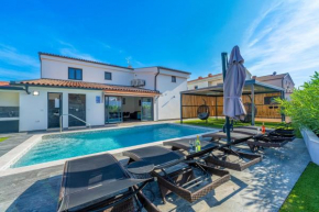 4 SZ mit Bad en suite Pool und Sommerküche